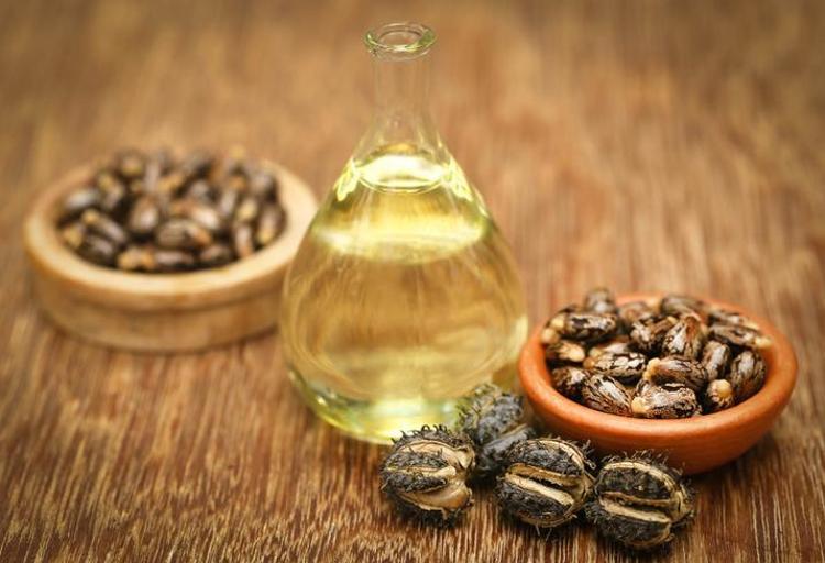 Saçların avuç avuç dökülmesini engelliyor Kepek, kuruluk ve tahrişin kökünü kazıyor, saç diplerine E vitamini yüklüyor