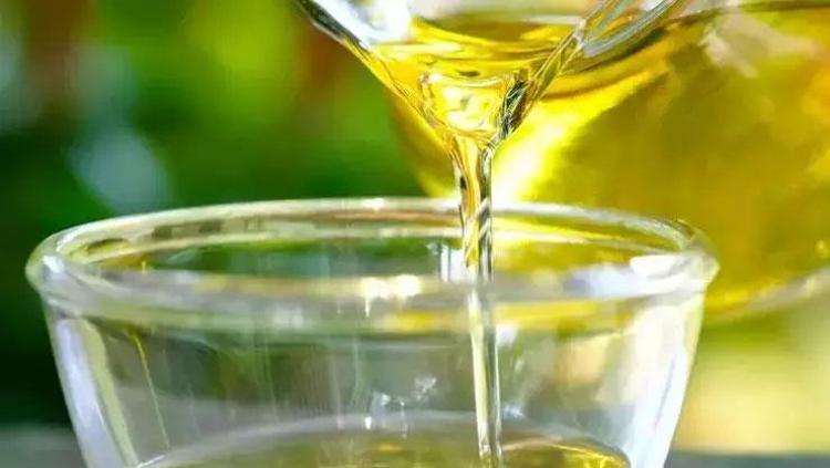 Nasırı silip süpürüyor, mantarın kökünü kazıyor Haftada 2 kez uygulamak yeter