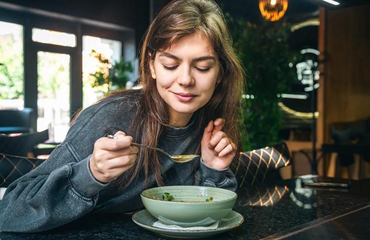 Kaya gibi güçlü kemikler için yemeklere ekleyin Sarımsak ve sirkeyle birleşince etkisi 2 kat artıyor