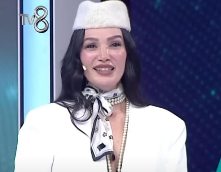 Çarkıfelekin hostesiydi Emel Özkızıltaş yeniden moda yarışmasında