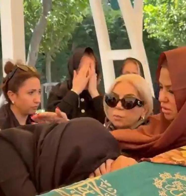 Aslı Hünel ve Saruhan Hünelin gözyaşları sel oldu Anneye veda...