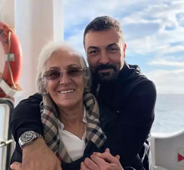 Aslı Hünel ve Saruhan Hünelin gözyaşları sel oldu Anneye veda...