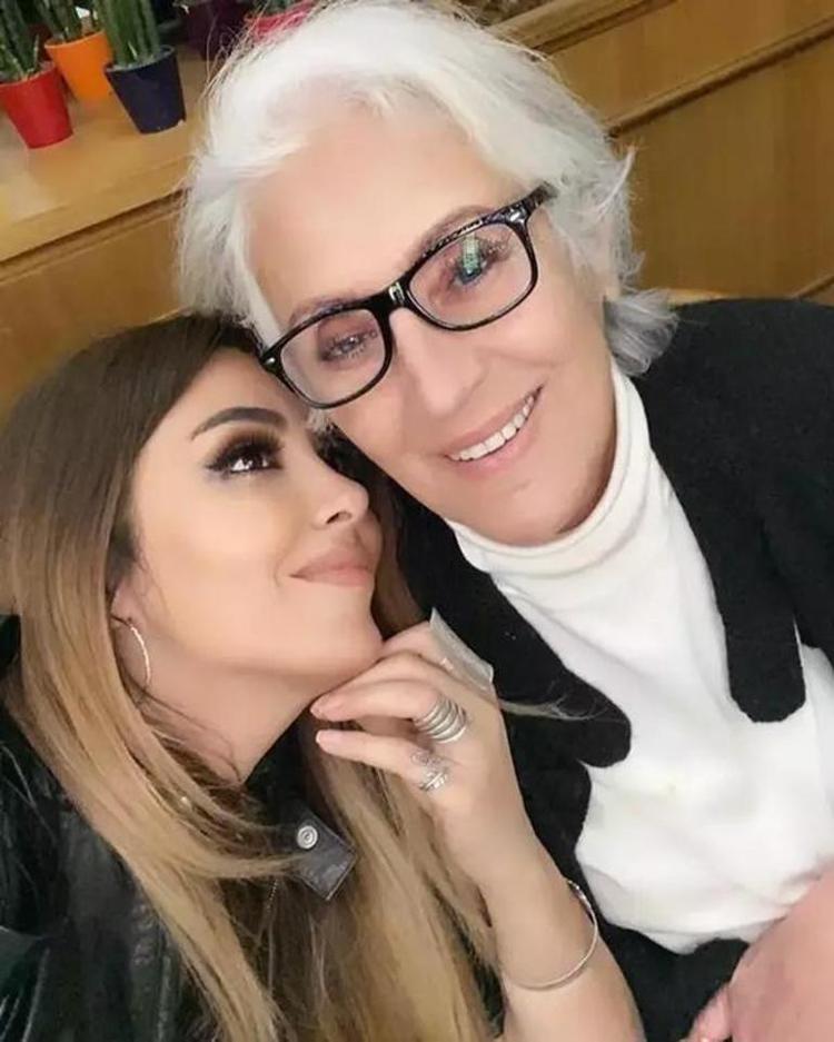 Aslı Hünel ve Saruhan Hünelin gözyaşları sel oldu Anneye veda...