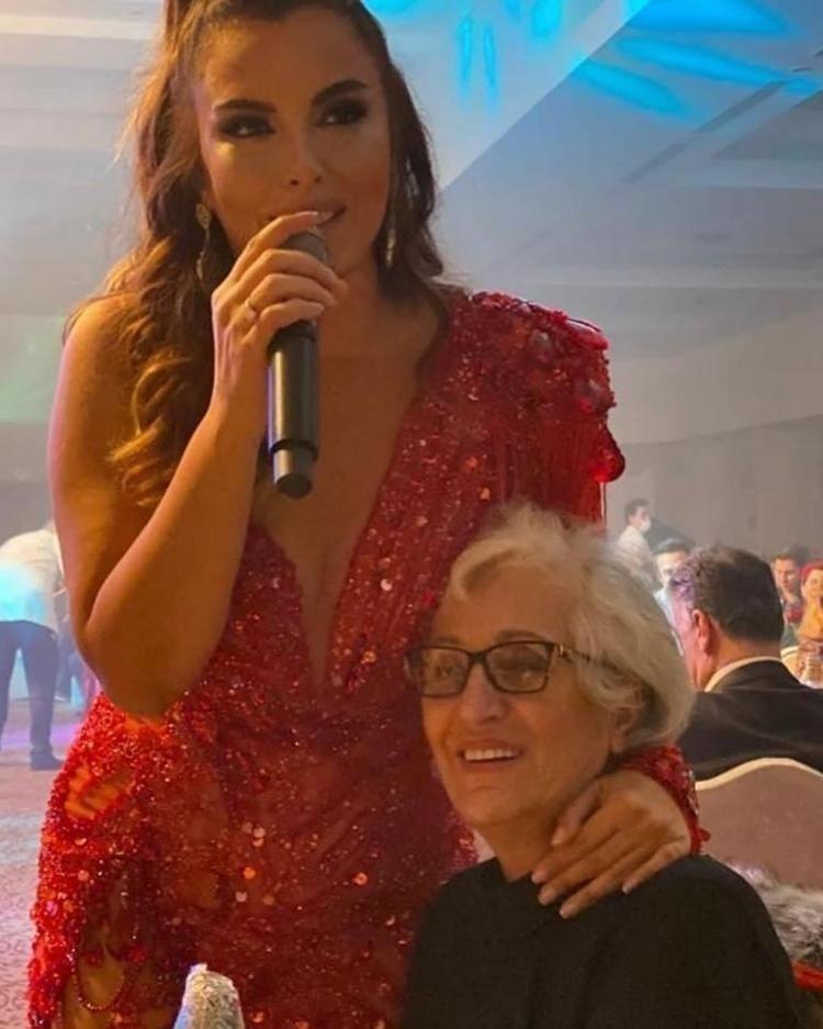 Aslı Hünel ve Saruhan Hünelin gözyaşları sel oldu Anneye veda...