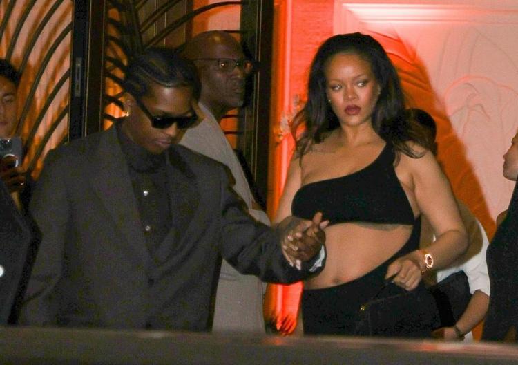 Rihanna ve A$AP Rockyden aşk pozu Elbisesi olay oldu