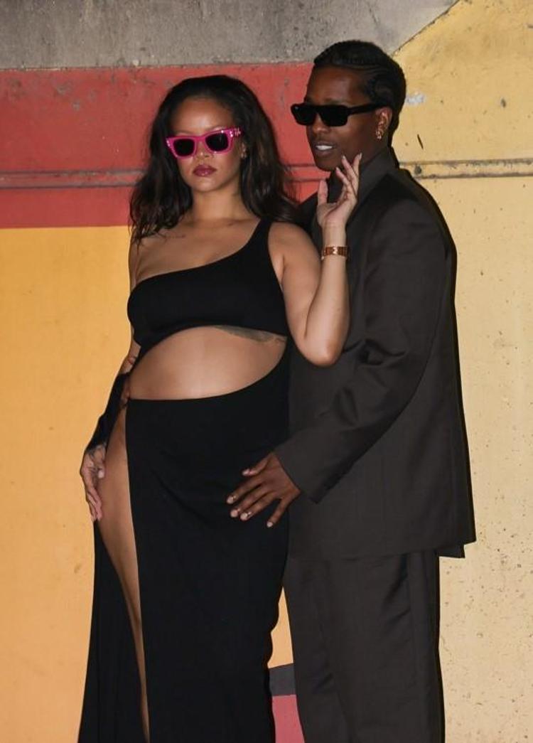Rihanna ve A$AP Rockyden aşk pozu Elbisesi olay oldu