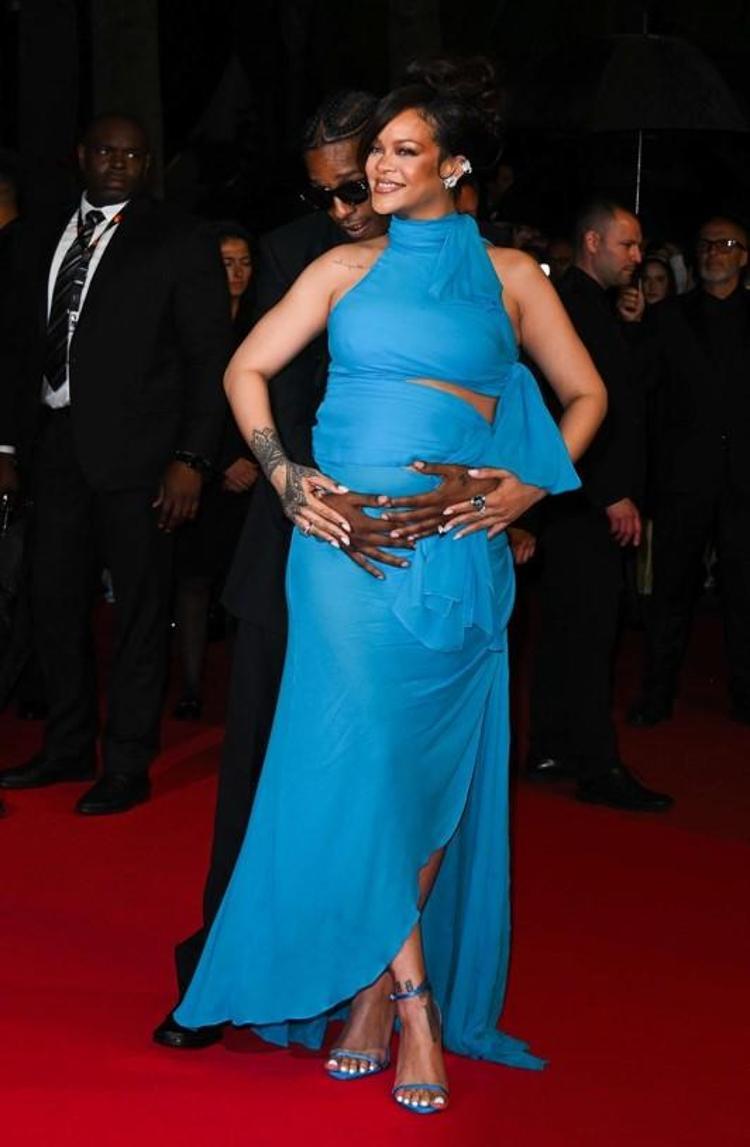 Rihanna ve A$AP Rockyden aşk pozu Elbisesi olay oldu