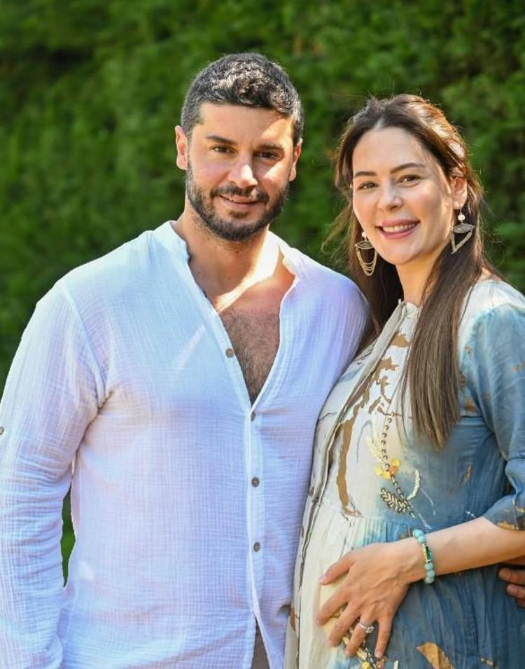 Sır gibi saklıyorlardı Berk Oktay ve Yıldız Çağrı Atiksoy bebeklerinin yüzünü gösterdi