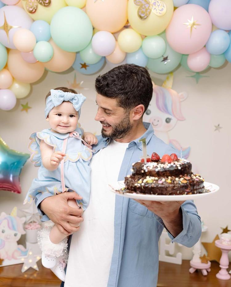 Sır gibi saklıyorlardı Berk Oktay ve Yıldız Çağrı Atiksoy bebeklerinin yüzünü gösterdi