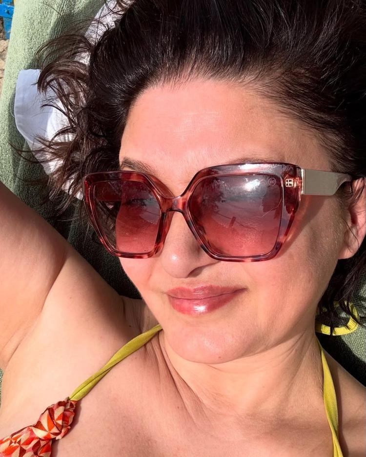 Nurgül Yeşilçay kırmızı mayosuyla deniz sezonunu açtı