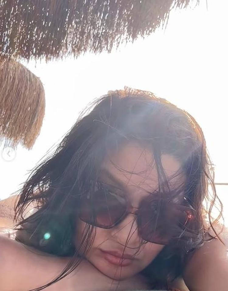 Nurgül Yeşilçay kırmızı mayosuyla deniz sezonunu açtı