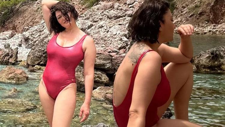 Nurgül Yeşilçay kırmızı mayosuyla deniz sezonunu açtı