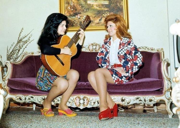 NEŞE KARABÖCEKİN SANATÇI KİMLİĞİ İÇİN NELER SÖYLEMEK İSTERSİNİZ