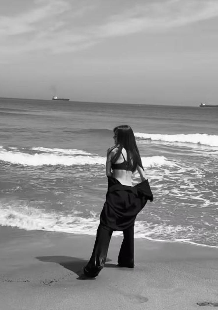 Bensu Soraldan plaj pozları Instagramda beğeni yağmuruna tutuldu