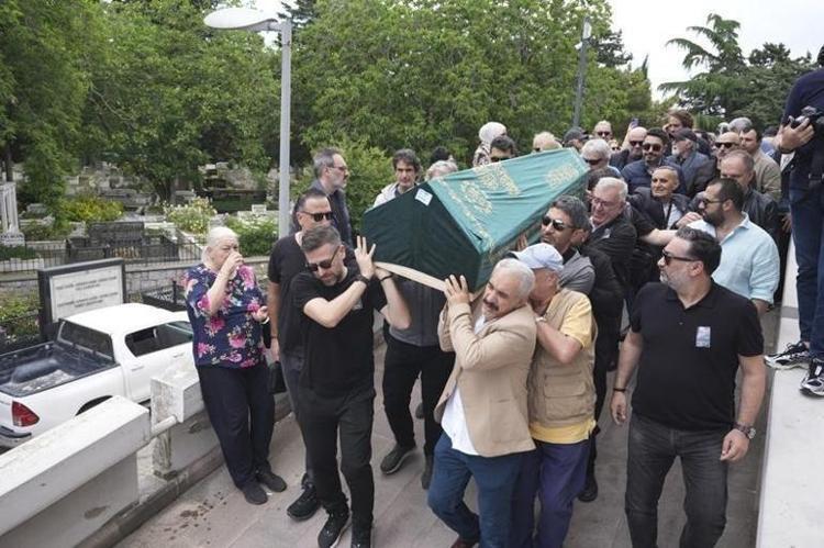 Müziğin Amcası İlhan Şeşen son yolculuğuna uğurlandı Cenaze asansörde mahsur kaldı