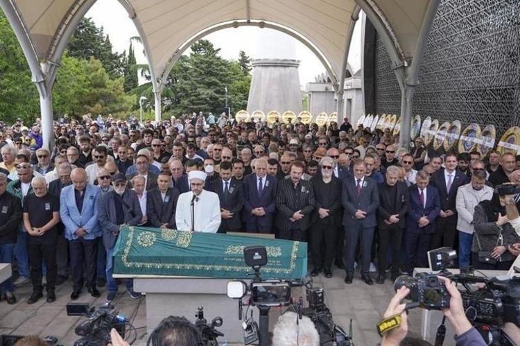 Müziğin Amcası İlhan Şeşen son yolculuğuna uğurlandı Cenaze asansörde mahsur kaldı
