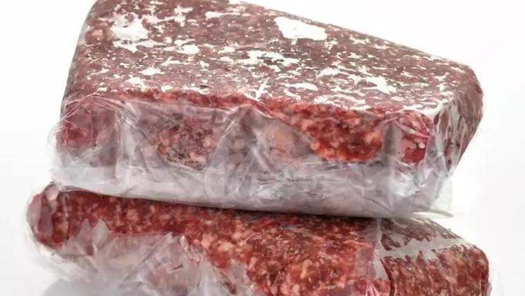 Donmuş etleri sadece bu şekilde çözdürün Suyun içine bir kaşık eklemek yeterli: Dakikalar içerisinde buzlardan kurtulun
