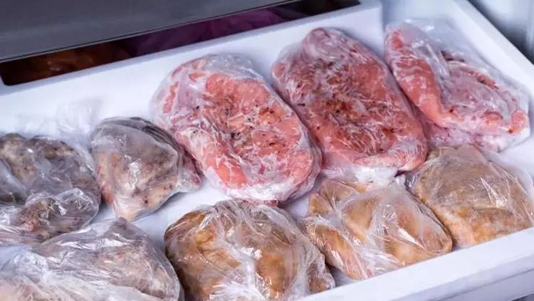 Donmuş etleri sadece bu şekilde çözdürün Suyun içine bir kaşık eklemek yeterli: Dakikalar içerisinde buzlardan kurtulun