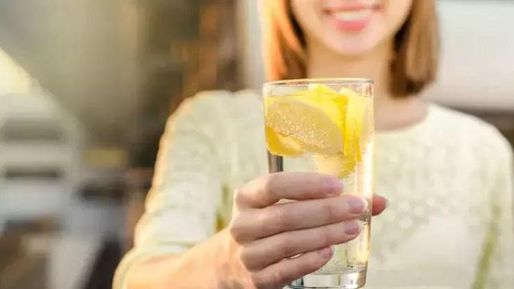 Maden suyunun içine 1 dilim koyun Böbrekleri makine gibi çalıştırıyor: Kalsiyum, magnezyum ve potasyum deposu