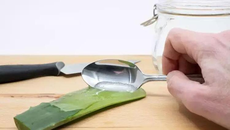 Yanaktaki sivilcelerin kökünü kazıyor Ciltte biriken sebumu söküp atıyor: C vitamini içeriğiyle aydınlatıcı etki veriyor