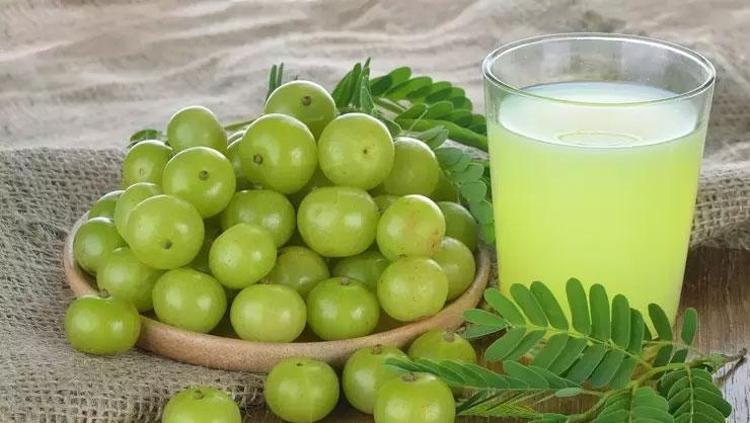 Beyaz düşmüş saçları simsiyah yapıyor Kuaför masrafını tarihe karıştırıyor