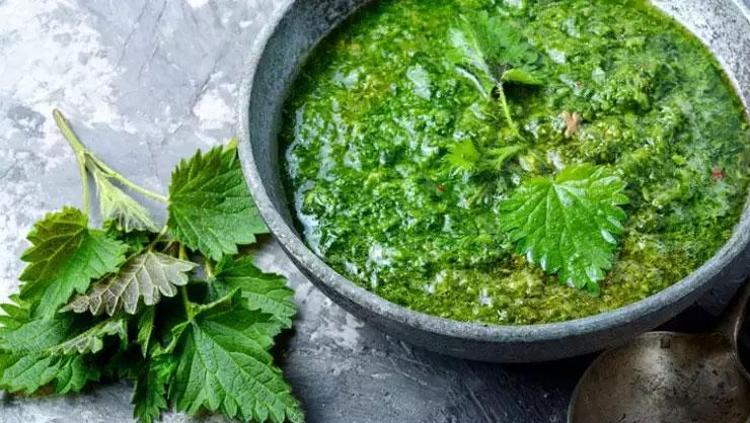 Beyaz düşmüş saçları simsiyah yapıyor Kuaför masrafını tarihe karıştırıyor