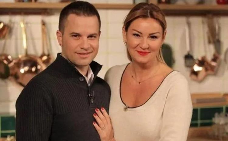 Pınar Altuğ derin yırtmaçlı kıyafeti takipçilerini ikiye böldü