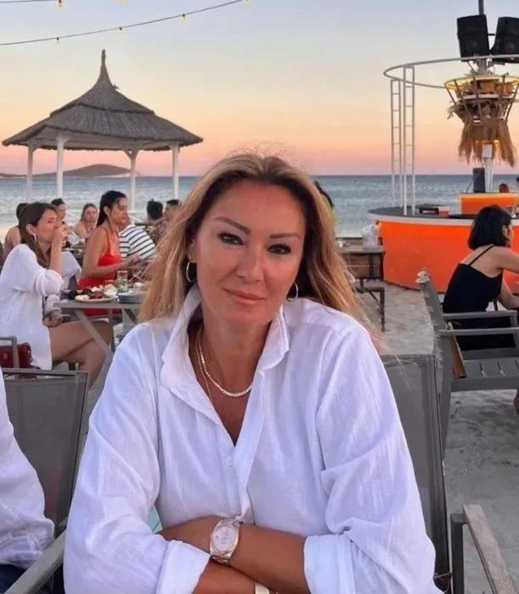 Pınar Altuğ derin yırtmaçlı kıyafeti takipçilerini ikiye böldü