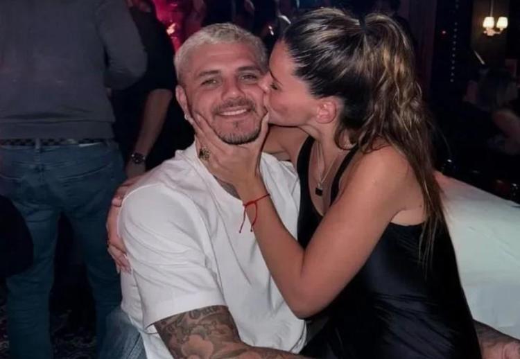Mauro Icardi ve China Suarezin romantik anları Denizde dudak dudağa poz verdiler