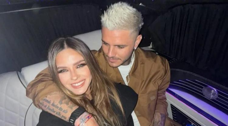 Mauro Icardi ve China Suarezin romantik anları Denizde dudak dudağa poz verdiler