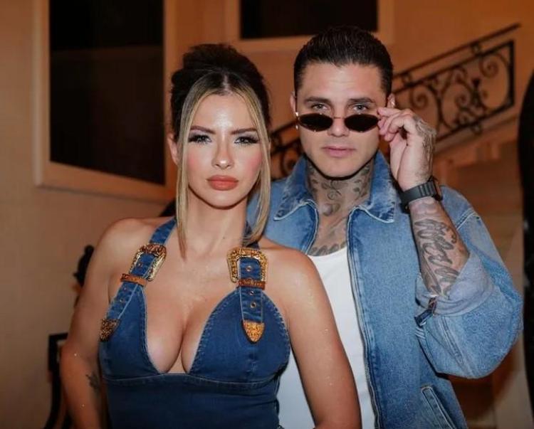 Mauro Icardi ve China Suarezin romantik anları Denizde dudak dudağa poz verdiler