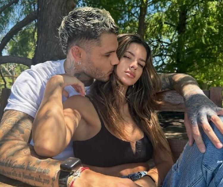 Mauro Icardi ve China Suarezin romantik anları Denizde dudak dudağa poz verdiler