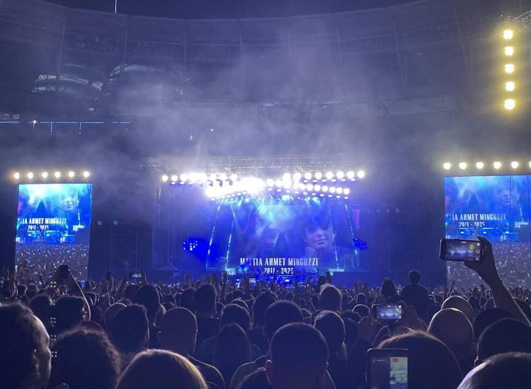 Guns N Roses, İstanbul konserinde Mattia Ahmet Minguzziye şarkı hediye etti