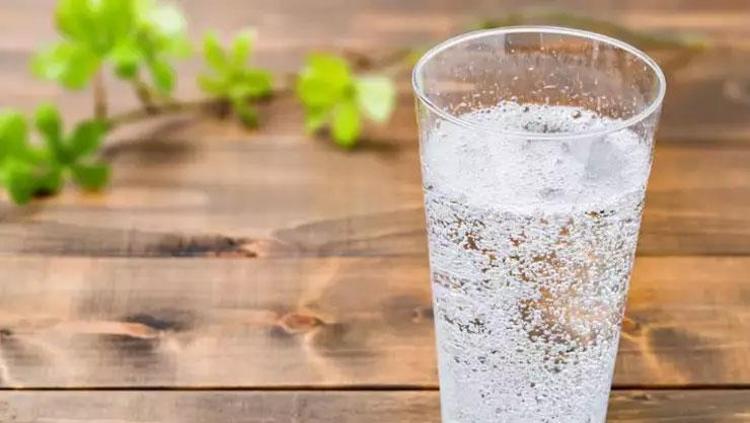 Maden suyunun içine 1 dilim koyun Böbrekleri makine gibi çalıştırıyor: Kalsiyum, magnezyum ve potasyum deposu