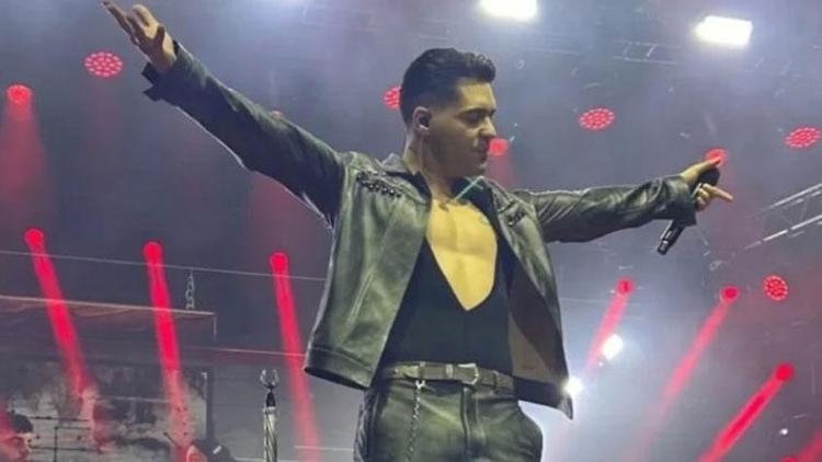 Emir Can İğrekin dekolteli sahne kıyafeti sosyal medyada olay oldu