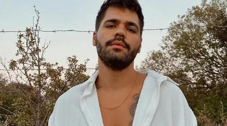 Emir Can İğrekin dekolteli sahne kıyafeti sosyal medyada olay oldu