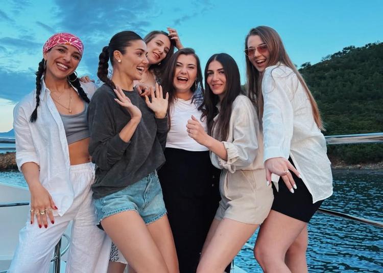 Hande Erçel maviler içinde poz verdi Elbisesinin fiyatı dudak uçuklattı