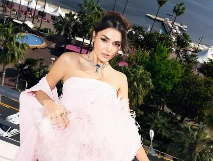 Hande Erçel maviler içinde poz verdi Elbisesinin fiyatı dudak uçuklattı