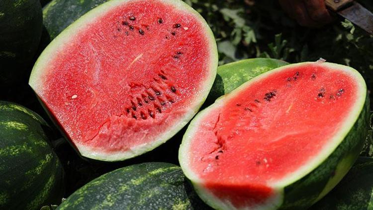 Adanada hasadı devam ediyor Kilosu 9-10 TLye kadar düştü: Kavurucu sıcaklarda tüketin