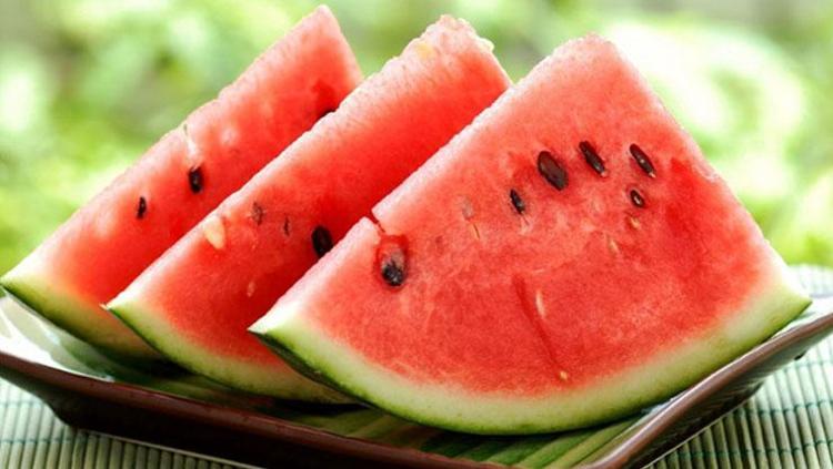 Adanada hasadı devam ediyor Kilosu 9-10 TLye kadar düştü: Kavurucu sıcaklarda tüketin