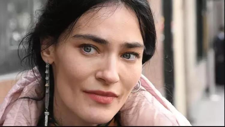 Oyuncu Saadet Işıl Aksoy da akıma kapıldı