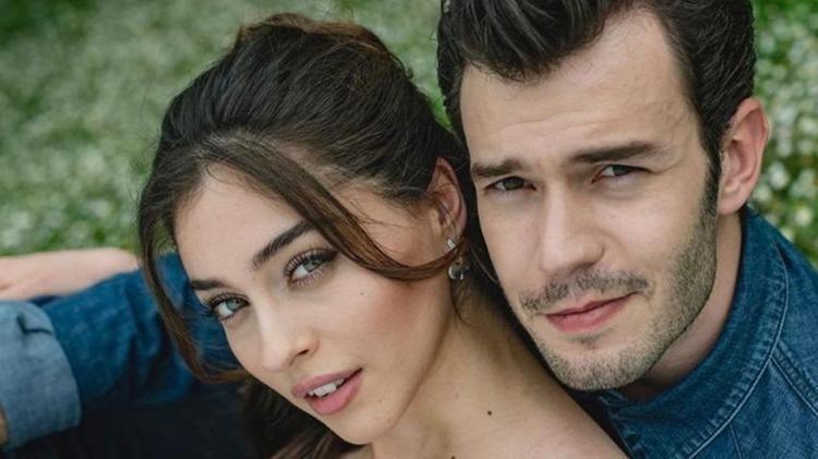 Yaz sezonuna bomba gibi giren Cemre Baysele Aytaç Şaşmazdan dikkat çeken gönderme