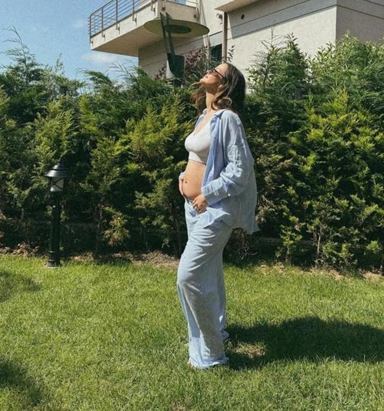 Karnı belirginleşen İrem Helvacıoğlundan yeni hamile pozu