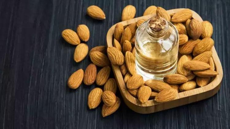 BADEM YAĞI: KİRPİKLERİ GÜÇLENDİRİP UZATIYOR