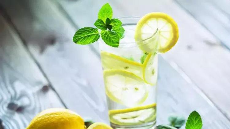 Sadece limon eklemek yetmiyor Bilinen detoks sularını tarihe gömüyor: Cayır cayır yağ yakıyor, vücuttaki ödemi söküp atıyor