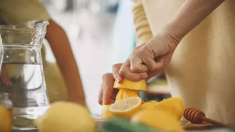 Sadece limon eklemek yetmiyor Bilinen detoks sularını tarihe gömüyor: Cayır cayır yağ yakıyor, vücuttaki ödemi söküp atıyor