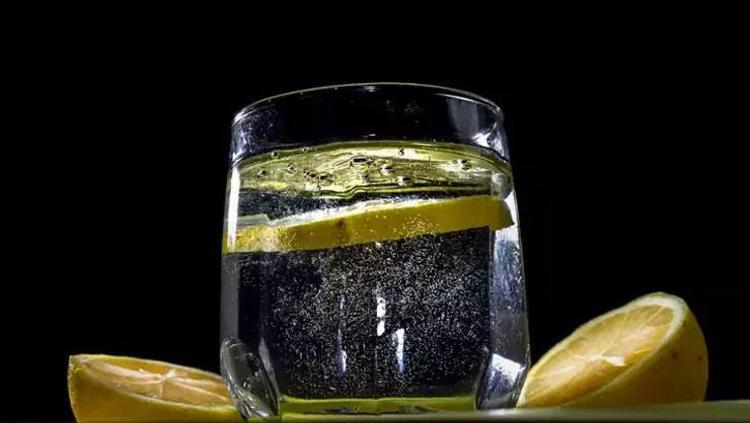 Sadece limon eklemek yetmiyor Bilinen detoks sularını tarihe gömüyor: Cayır cayır yağ yakıyor, vücuttaki ödemi söküp atıyor