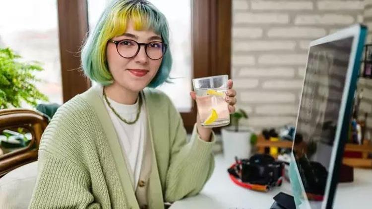 Sadece limon eklemek yetmiyor Bilinen detoks sularını tarihe gömüyor: Cayır cayır yağ yakıyor, vücuttaki ödemi söküp atıyor
