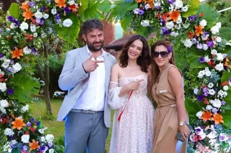 Oyuncu İpek Karapınar nişanlandı Gelin bohçaları ile poz verdi