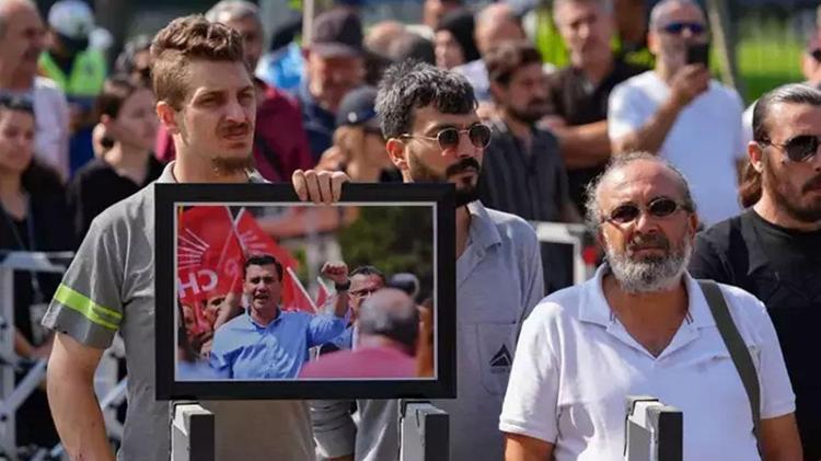 Başkan Ferdi Zeyreke acı veda CHP lideri Özel gözyaşlarını tutamadı